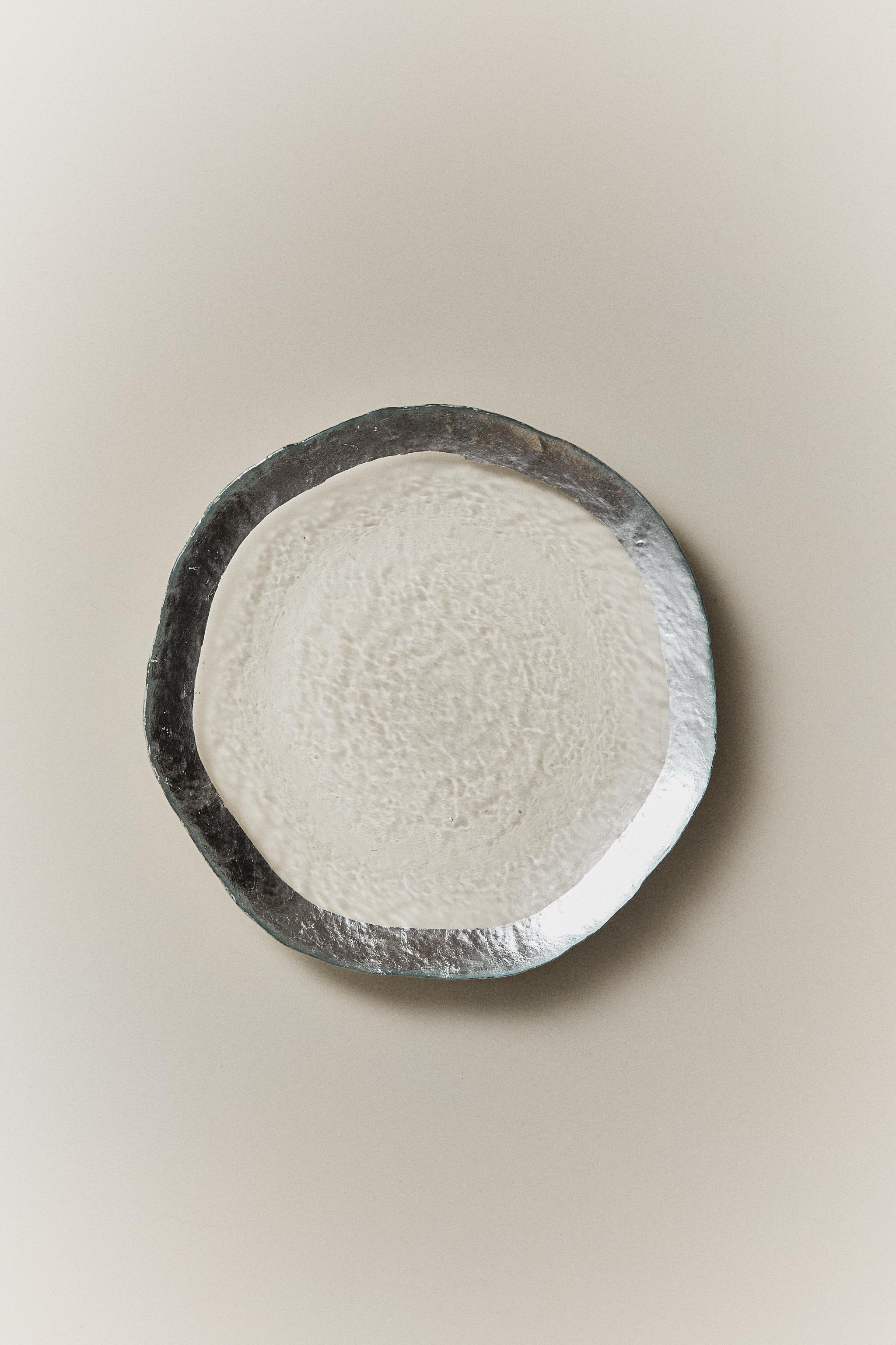 EMBOSSED GLASS DESSERT PLATE WITH SILVER RIM